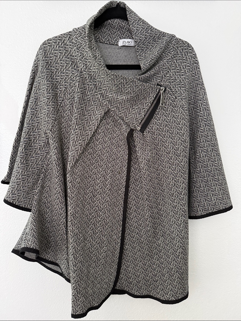 Zuiki Women's black/white Herringbone Zip-Front knit Cape - Made in Italy 🇮🇹
